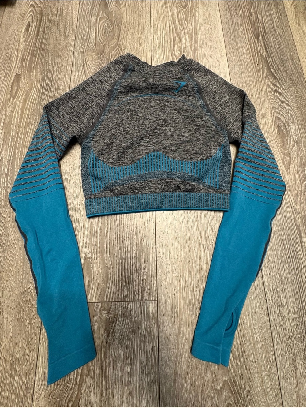 Bundle of 2 Gymshark Seamless Ombre Crop Long Sleeve - Gray & Teal Accents - Picture 5 of 8